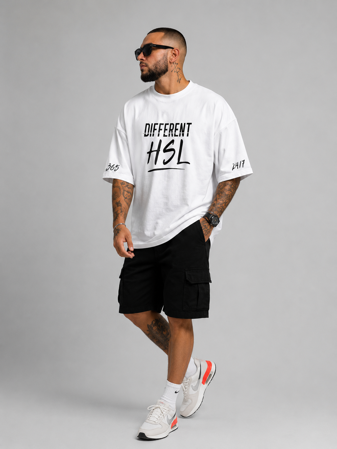 Different HSL Hustle тениска — модел, носещ тениската